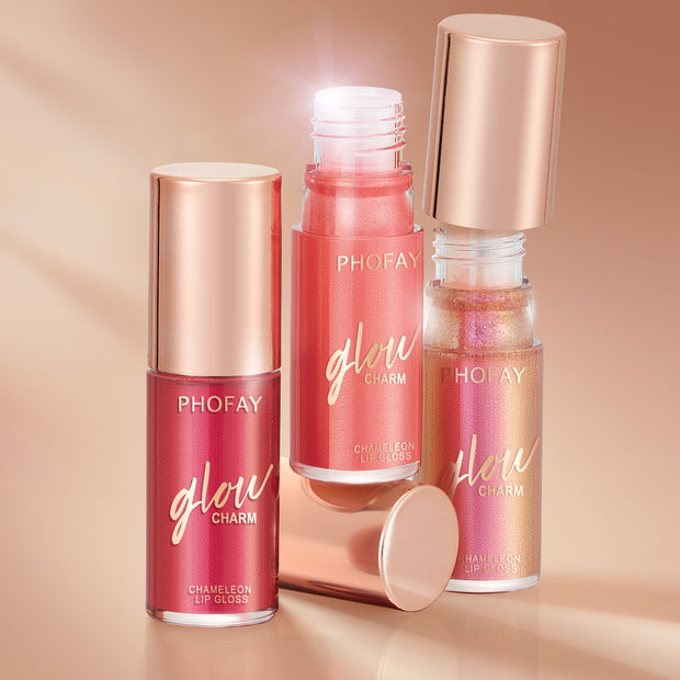 Glossy lips with mirror effect