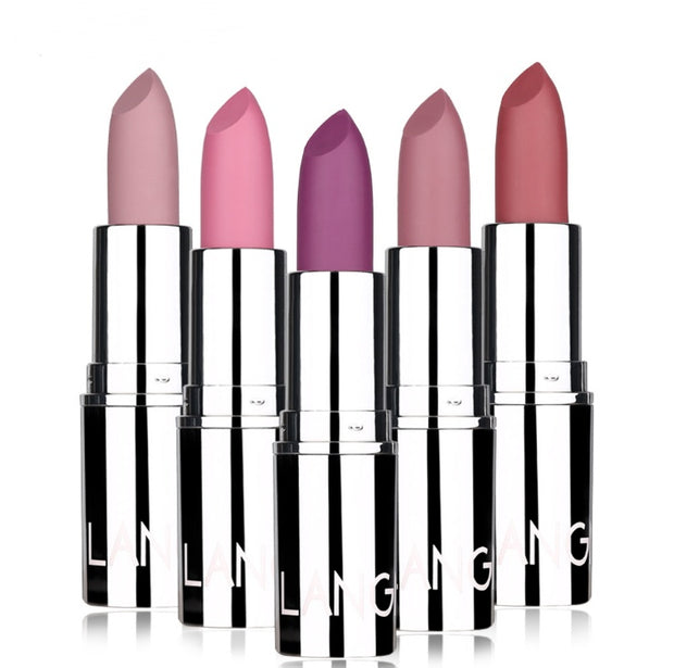 Dramatic matte silver for bold beauty